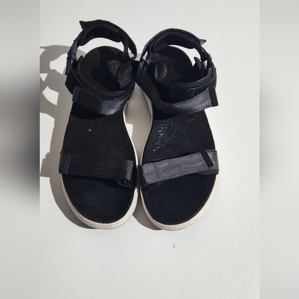 Wonden Line Sandals. Size:9